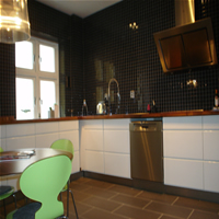 svart mosaik och klinker golv kök